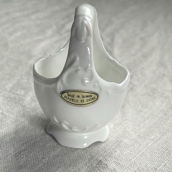 Vintage Maruri Masterpiece tiny floral bone China basket. - Picture 3 of 10